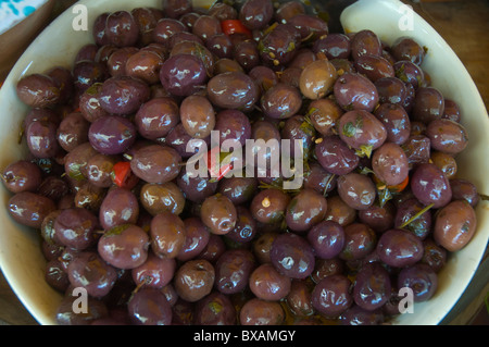 Avec Olives poivron rouge le long de la Via Trieste street market de l'île Ortigia Syracuse Sicile Italie Europe Banque D'Images