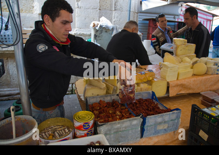 Vendeur de remplir le sac en plastique avec les tomates séchées le long de Via la rue du marché de l'île Ortigia Syracuse Sicile Italie Europe Banque D'Images