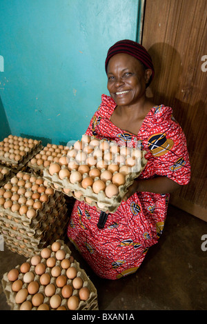 Mme Rachael Mulongo vend des œufs dans le district de Jinja, l'Est de l'Ouganda, l'Afrique de l'Est. Banque D'Images