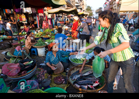 Dans un marché de vendeurs, Phnom Penh, Cambodge Banque D'Images