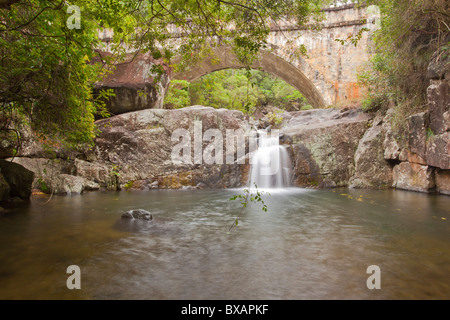 Pont de pierre sur Little Crystal Creek, Paluma Mountain National Park, Rollingstone, Townsville, Far North Queensland Banque D'Images