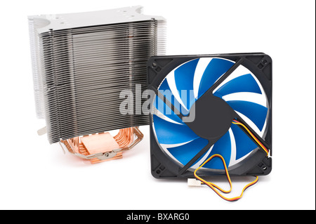 Refroidisseur pour ordinateur puissant processeur et ventilateur neuf bleu à ailettes sur fond blanc Banque D'Images