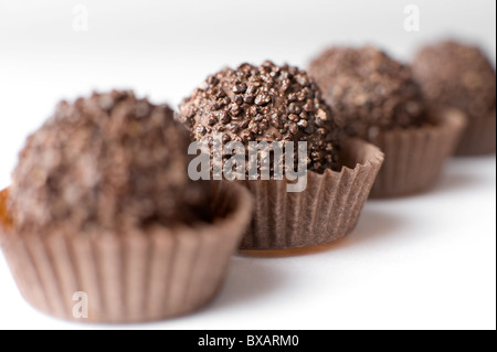 Une ligne de chocolat bonbons ronds en perspective, super macro Banque D'Images