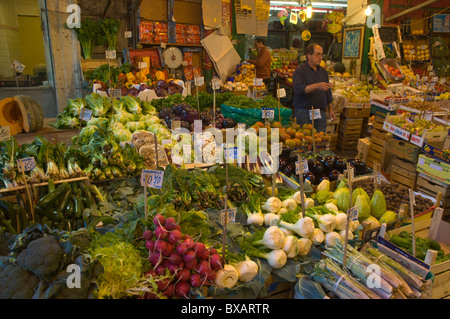 Produits frais légumes marché Vucciria blocage centre de Palerme Sicile Italie Europe Banque D'Images