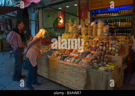 Graines noix et fruits secs Capo market centre de Palerme Sicile Italie Europe Banque D'Images