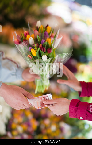 Personne acheter bouquet de fleurs d'un fournisseur Banque D'Images