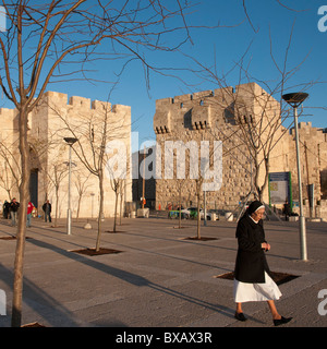 Religieuse catholique à pied par la porte de Jaffa, Jérusalem Vieille Ville. Israël Banque D'Images