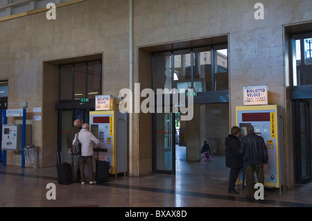 Les personnes qui achètent des billets à partir de machines à la Gare Centrale la gare principale Palerme Sicile Italie Europe Banque D'Images