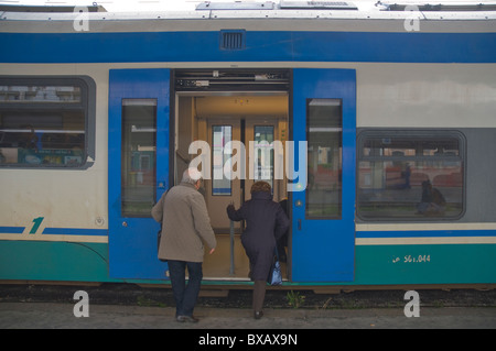 Les personnes âgées se mature sur train à la Gare Centrale la gare principale Palerme Sicile Italie Europe Banque D'Images