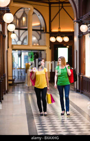 Paire de jeunes femmes shopping Banque D'Images