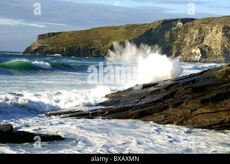 Le Cornwall Trebarwith Strand marée est entrée dans le surf et a été s'écraser contre les rochers produisant quelques grands modèles de pulvérisation Banque D'Images