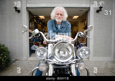 Portrait of senior man on vintage motorbike Banque D'Images