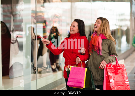 Paire de jeunes femmes window shopping Banque D'Images