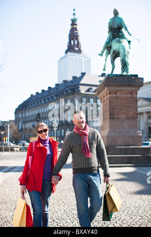 Couple with shopping bags, balades en ville Banque D'Images