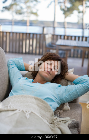 Woman sleeping on sofa Banque D'Images