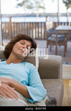 Woman sleeping on sofa Banque D'Images