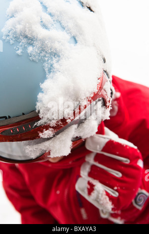 Garçon jouant sur la neige Banque D'Images