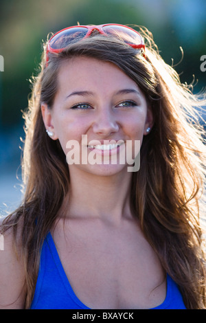 Portrait of teenage girl, à l'extérieur Banque D'Images