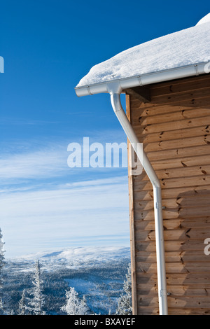 Maison en bois recouvert de neige Banque D'Images