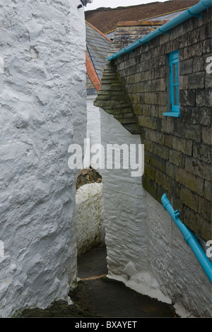 L'une des nombreuses rues étroites dans le port de Port Isaac Cornwall UK Banque D'Images