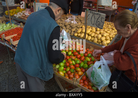 La sélection de personnes Mercato di tomates marché Ballaro Albergheria central district Palerme Sicile Italie Europe Banque D'Images