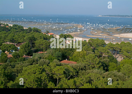 Bateaux amarrés à marée basse dans la baie d'Arcachon, Gironde, France. Banque D'Images