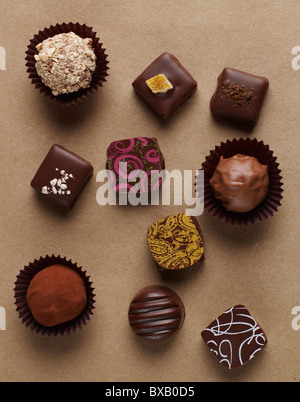 Les chocolats sur fond brun Banque D'Images