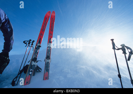 Équipements de ski dans des paysages de montagne Banque D'Images