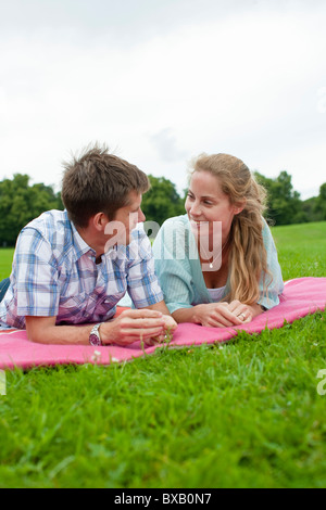 Couple lying on blanket and Banque D'Images