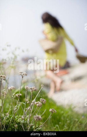 De l'herbe avec femme marche en arrière-plan Banque D'Images