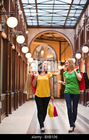 Paire de jeunes femmes shopping Banque D'Images