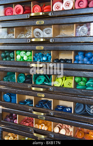 Vue rapprochée d'étagères remplies de boutons Banque D'Images