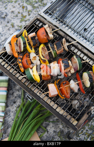 Les légumes sur la grille du barbecue Banque D'Images