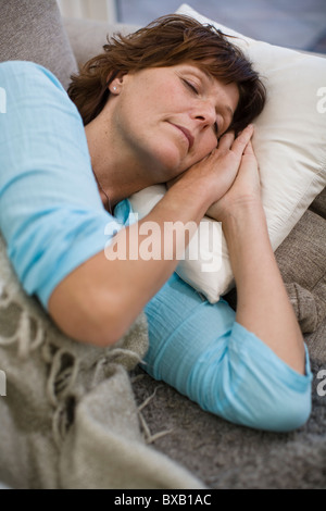 Woman sleeping on sofa Banque D'Images