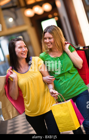 Paire de jeunes femmes shopping Banque D'Images