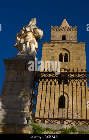 L'cathdedral Duomo à la Piazza del Duomo Square centre ville de Cefalù Sicile Italie Europe Banque D'Images