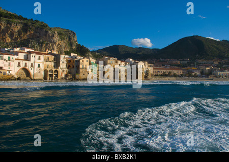 La mer Tyrrhénienne en face de la ville de Cefalù Sicile Italie Europe Banque D'Images
