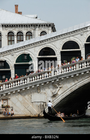 Les touristes sur le pont du Rialto, Venise, Italie Banque D'Images