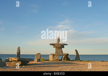 Les Inuksuit. Le silence des messagers de l'Arctique. Banque D'Images