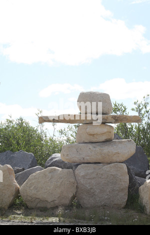 Les Inuksuit. Le silence des messagers de l'Arctique. Banque D'Images