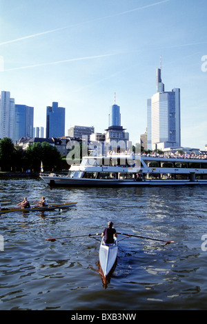 Rameur, navire d'excursion sur la rivière principale, musées, musées de Riverside, à l'arrière de la ligne d'horizon de l'Bankenviertel Banque D'Images