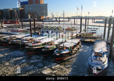 Vue sur le port de Hambourg gelé, l'Allemagne et l'Elbe Banque D'Images