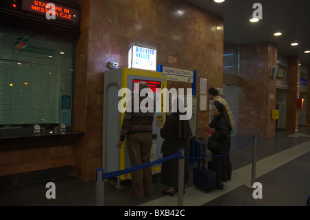 Les personnes qui achètent des billets en libre-service à la gare centrale de Messine ville Messine Sicile Italie Europe Banque D'Images