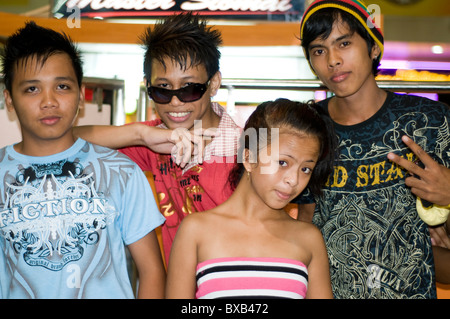 Les adolescents, Elizabeth Mall, Cebu City, Philippines Banque D'Images