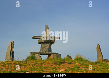 Les Inuksuit. Le silence des messagers de l'Arctique. Banque D'Images