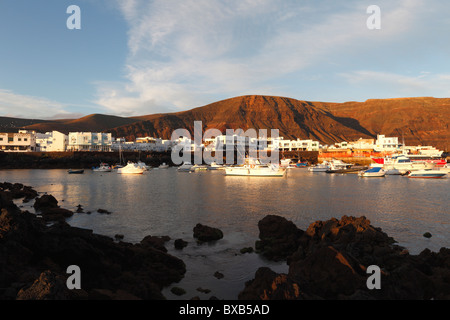 Port de Órzola le matin, Lanzarote, îles Canaries, Espagne, CCanary l'Europe Banque D'Images