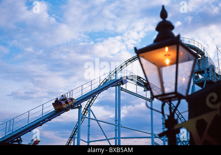 Vieille lampe de rue et amusement park ride Banque D'Images