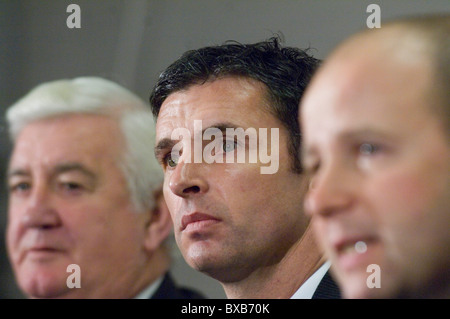 Gary Speed est dévoilé comme Manager de l'Équipe nationale de football gallois au cours d'une conférence de presse à l'hôtel Vale à Cardiff. Banque D'Images