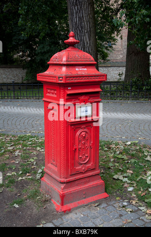 Une boîte rouge à Bruges, Belgique. Banque D'Images