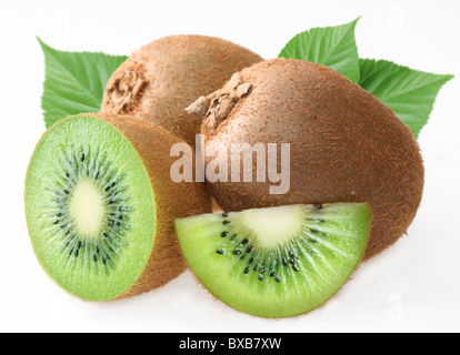 Kiwi avec des feuilles sur fond blanc Banque D'Images